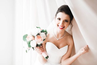 Gelinlik giymiş güzel moda gelin pozu