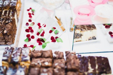 Lezzetli ve tatlı bir tatlı masası. Kapalı resepsiyonda küçük kekler ve shot 'lar var.