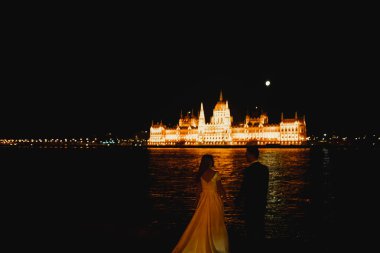 Gelin ve damat el ele tutuşuyor.