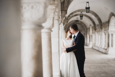 Güzel gelin ve damat evlendikleri gün kucaklaşıp öpüşüyorlar.