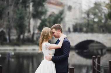 Genç ve güzel bir çiftin yakın çekimi.