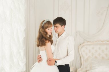 Gelin ve damat el ele tutuşuyor.