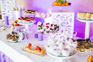 Enfes ve lezzetli bir tatlı masası ve resepsiyonda kapkek fotoğrafları.