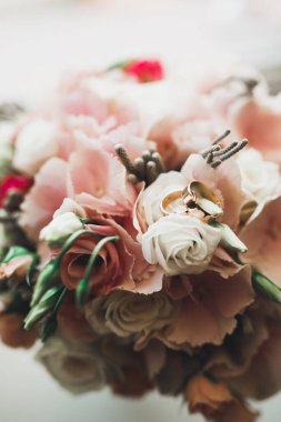 İki altın alyans izole edilmiş arka plan