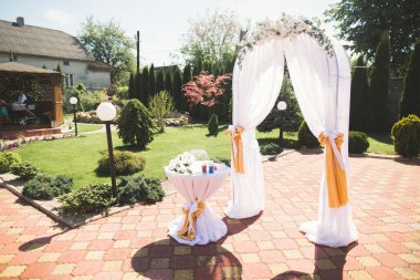 Düğün töreni için süslemeler. Güzel çiçekler.