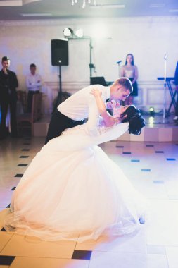 Güzel beyaz bir çift yeni evlendiler ve ilk danslarını ediyorlar.