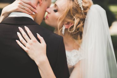 Genç bir çiftin şehvetli portresi. Açık hava.