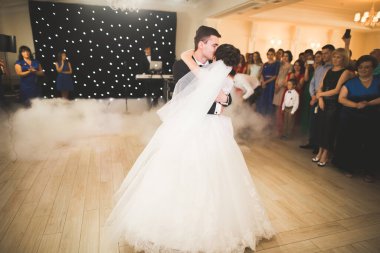 Güzel beyaz bir çift yeni evlendiler ve ilk danslarını ediyorlar.