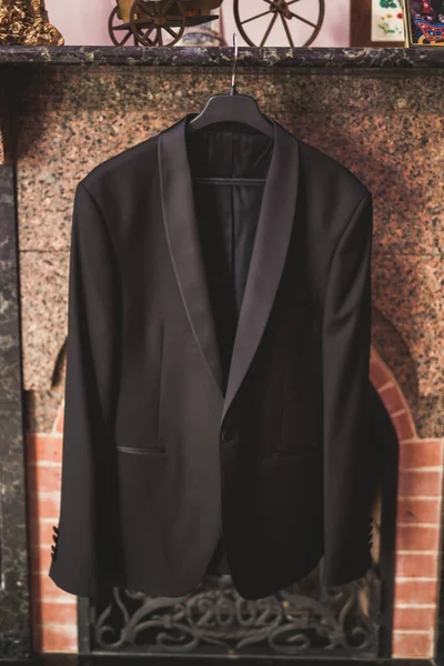 Stilvoller Bräutigam-Anzug in der Umkleidekabine — Stockfoto