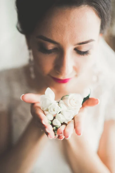 Noiva segurando grande e bonito buquê de casamento com flores — Fotografia de Stock