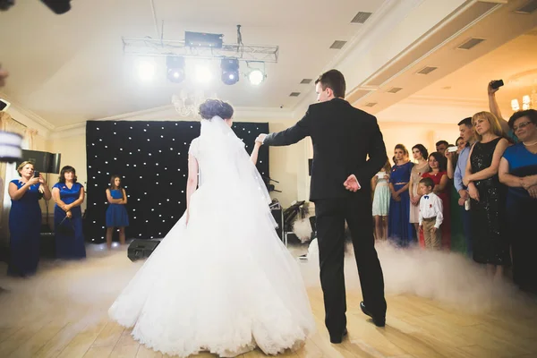 Hermosa pareja de boda caucásica acaba de casarse y bailar su primer baile — Foto de Stock