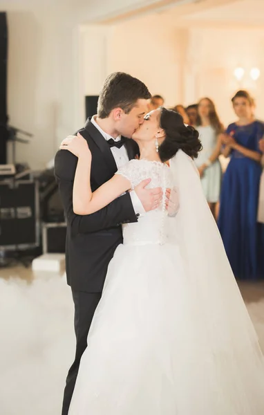 Красива біла весільна пара щойно одружилася і танцювала свій перший танець — стокове фото