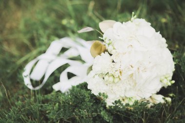 Farklı çiçeklerle güzel bir düğün buketi, güller