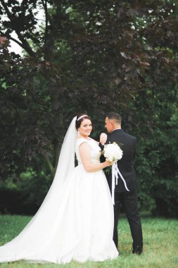 Botanik parkında yürüyen mutlu bir çift.