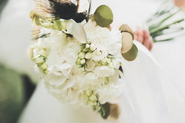 Noiva segurando grande e bonito buquê de casamento com flores — Fotografia de Stock