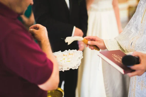 Bröllopsringar på ceremoni i kyrkan. Makro. — Stockfoto