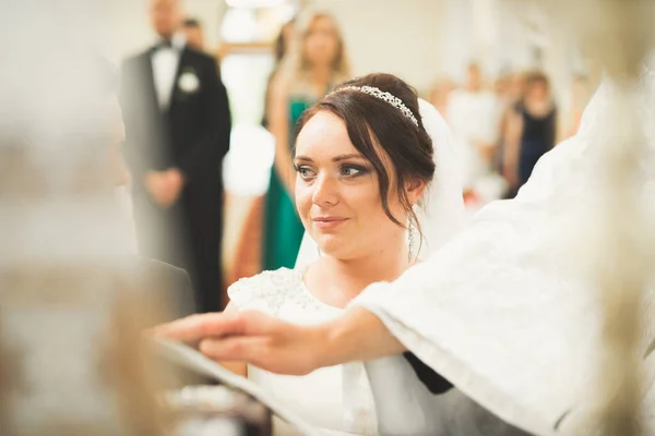 Bruidspaar wacht en bruidegom trouwen in een kerk — Stockfoto