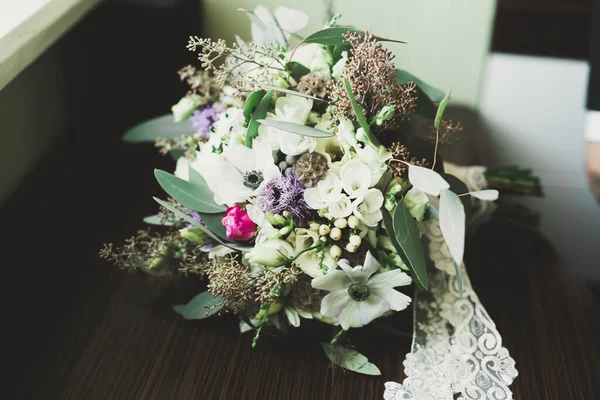 Wunderbarer luxuriöser Hochzeitsstrauß aus verschiedenen Blumen — Stockfoto