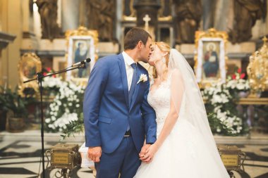 Düğün çifti kilisede evleniyor.