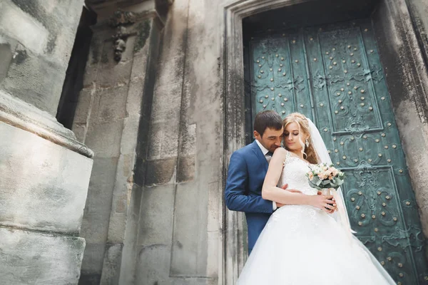 Casal lindo andando na cidade velha de Lviv — Fotografia de Stock