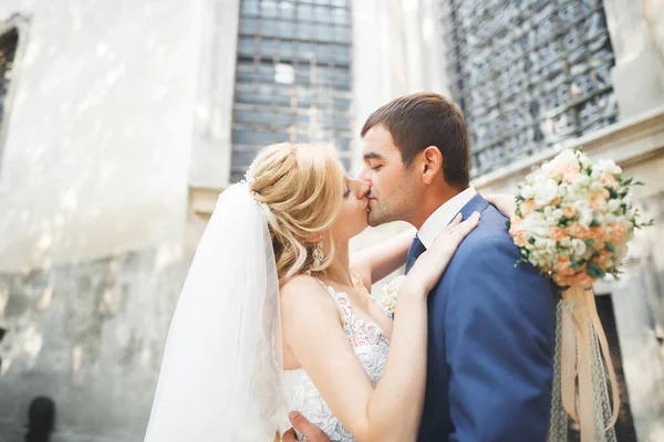 Hermosa pareja de boda caminando en la ciudad vieja de Lviv —  Fotos de Stock