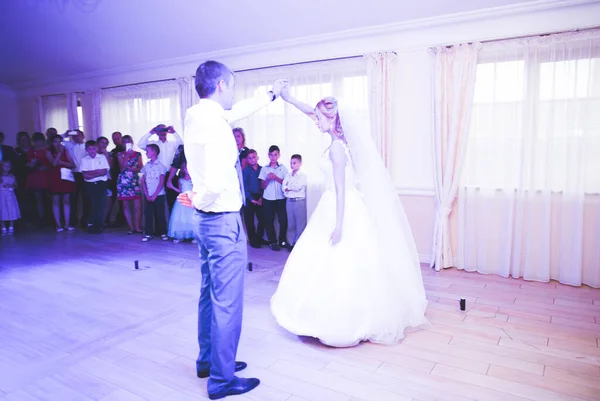 Gyönyörű kaukázusi házaspár, most házasodtak össze és táncoltak először. — Stock Fotó