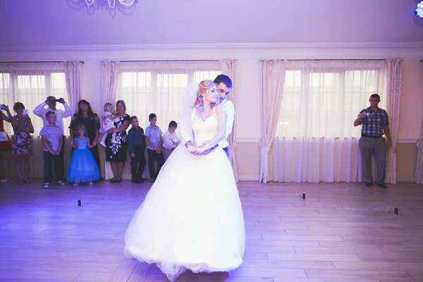 Schönes kaukasisches Hochzeitspaar hat gerade geheiratet und tanzt seinen ersten Tanz — Stockfoto
