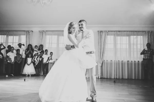 Casal lindo caucasiano acabou de se casar e dançar sua primeira dança — Fotografia de Stock