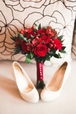 Gelin için beyaz şık düğün ayakkabıları. Yakın plan.