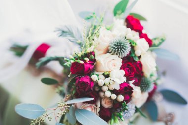 Farklı çiçeklerden oluşan lüks bir düğün buketi.