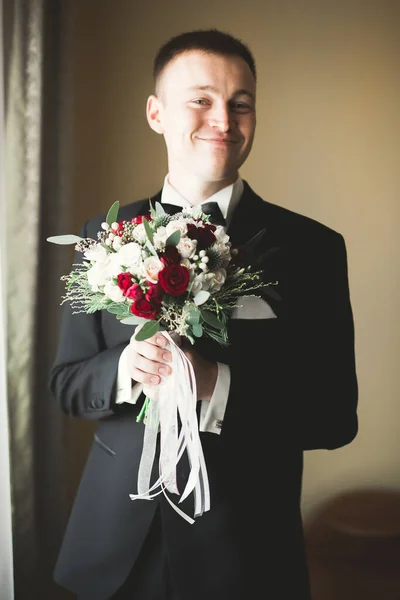 Hermoso hombre, novio posando y preparándose para la boda — Foto de Stock