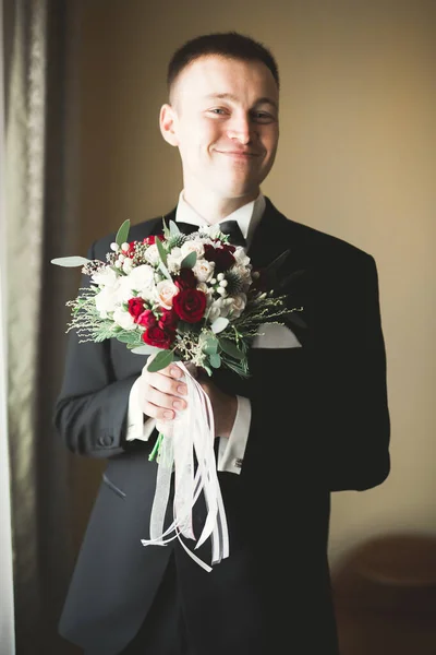 Homem bonito, noivo posando e se preparando para o casamento — Fotografia de Stock