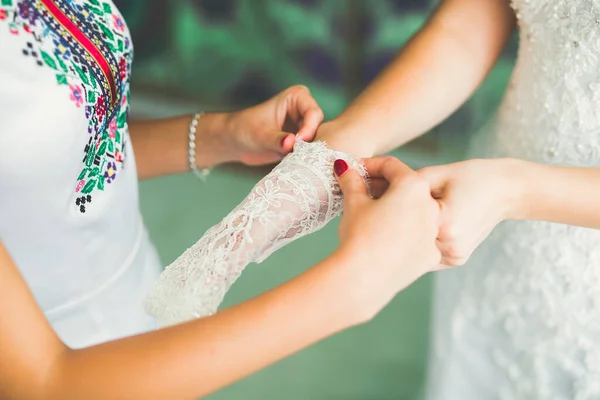 Splendida sposa in accappatoio in posa e preparazione per la cerimonia di nozze faccia in una stanza — Foto Stock