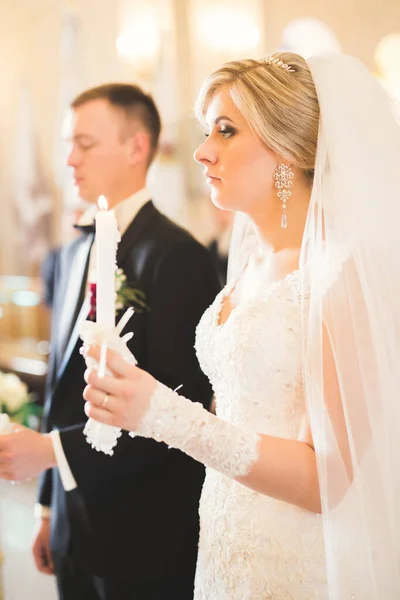 Esküvői pár bide és vőlegény házasodni egy templomban — Stock Fotó