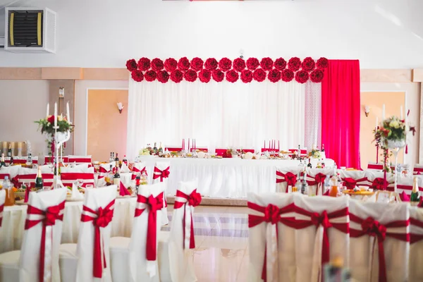 Interno di un ristorante preparato per la cerimonia nuziale — Foto Stock