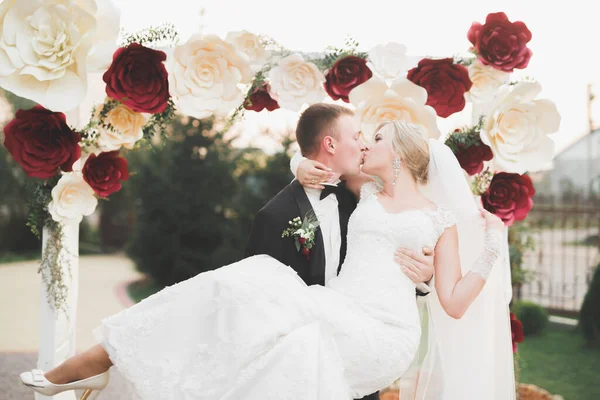 Pareja perfecta novia, novio posando y besándose en el día de su boda — Foto de Stock