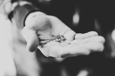 Yeni evli çiftlerin evlilik yüzükleri.