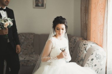 Genç ve güzel bir çiftin yakın çekimi.