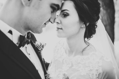 Gelin ve damat el ele tutuşuyor.