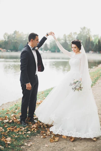 Matrimonio coppia sposa e sposo tenendosi per mano — Foto Stock