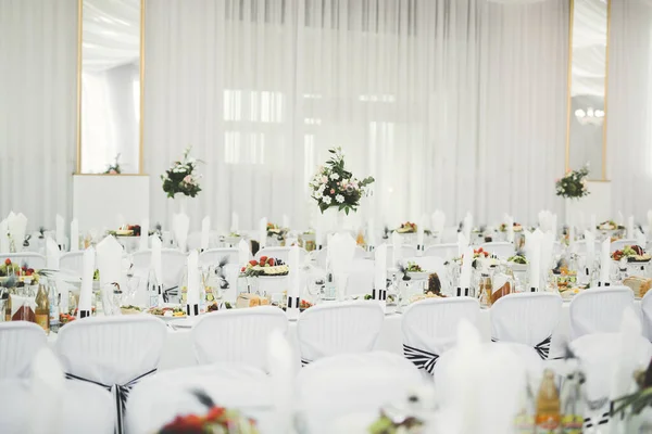 Interior de un restaurante preparado para la ceremonia de boda — Foto de Stock
