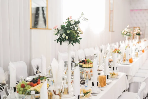 Interior de um restaurante preparado para cerimônia de casamento — Fotografia de Stock