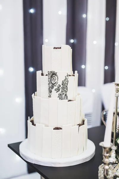 Luxury decorated wedding cake on the table — Stock Photo, Image