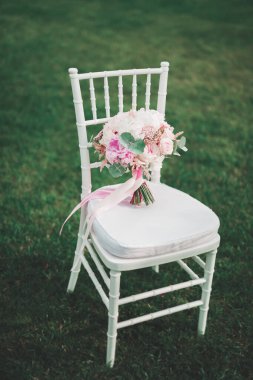 Farklı çiçeklerden oluşan lüks bir düğün buketi.