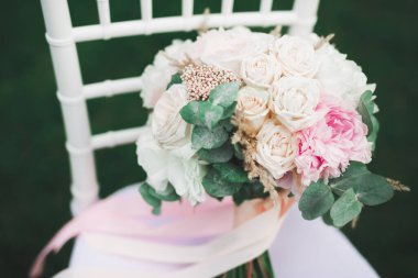 Farklı çiçeklerden oluşan lüks bir düğün buketi.