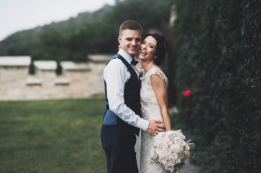 Botanik parkında yürüyen mutlu bir çift.