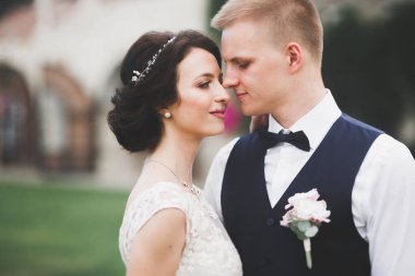 Güzel, mutlu bir düğün çifti, güzel şehirde uzun beyaz elbiseli bir gelin.