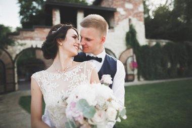 Botanik parkında yürüyen mutlu bir çift.