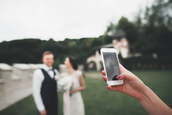 Giovane coppia di nozze prendendo un selfie di se stessi — Foto Stock