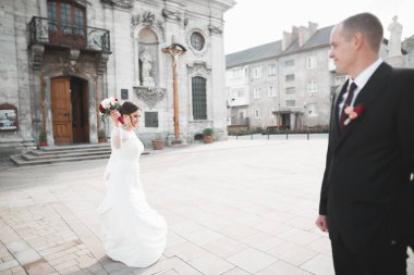 Lüks evli çift, gelin ve damat eski şehirde poz veriyor.